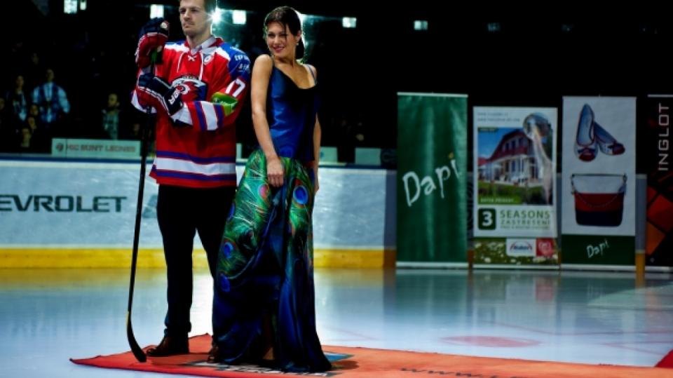 Jana Doleželová v pavím modelu a fešný hokejista